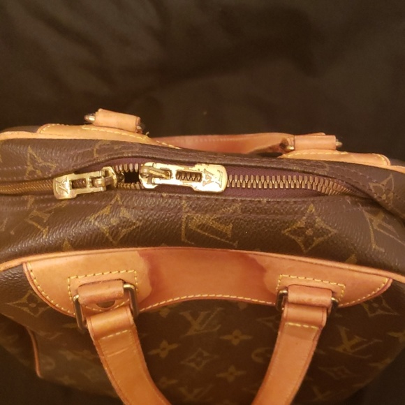 Authentic Louis Vuitton Excursion Monogram Bag - Picture 4 of 7
